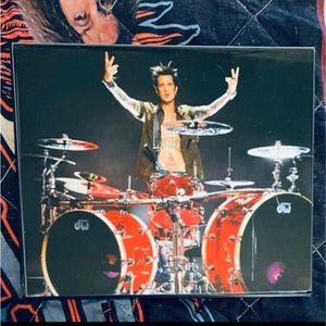 MOTLEY CRUE 8X10 FRAMED PHOTO FEATURING TOMMY LEE AND HIS DRUM SET